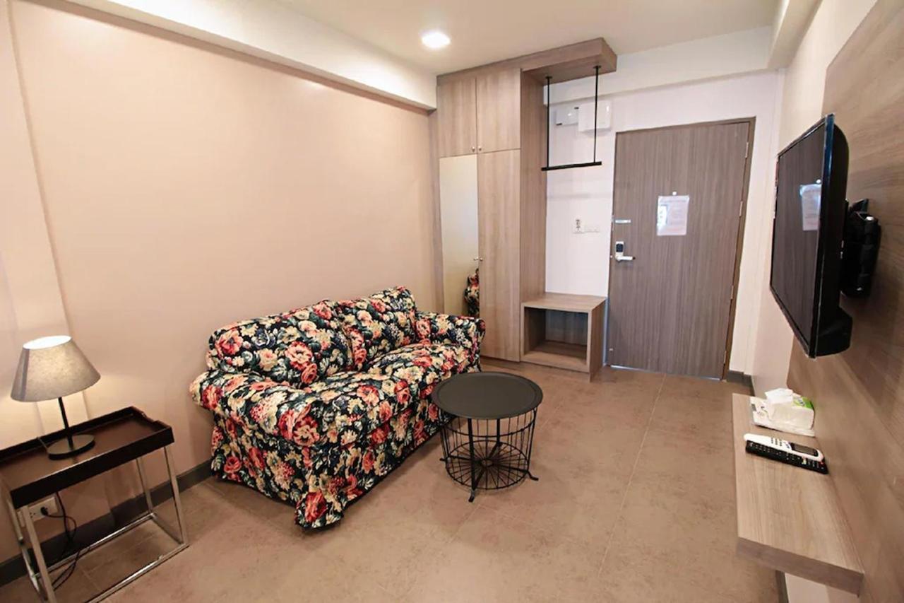 R 17 Living Hotel Бангкок Экстерьер фото