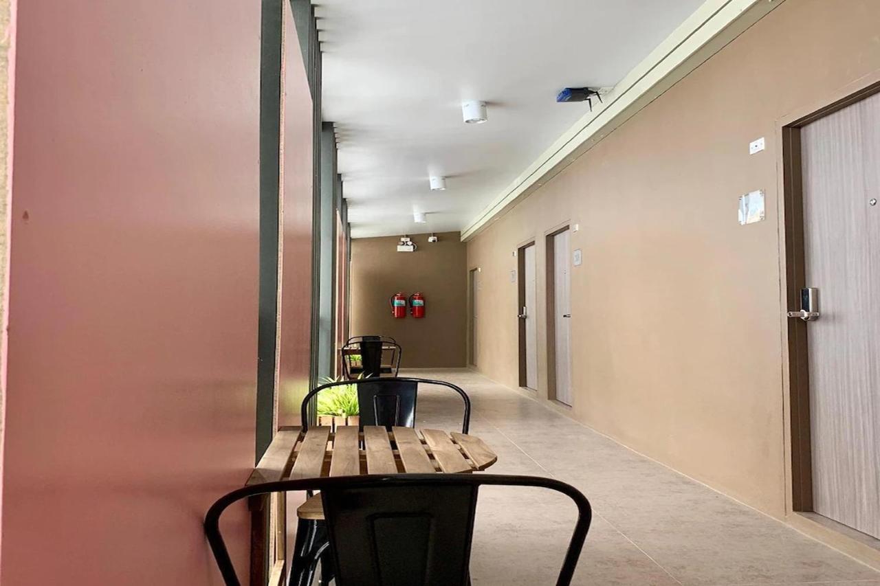 R 17 Living Hotel Бангкок Экстерьер фото